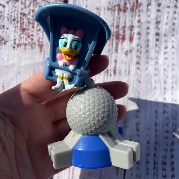Disney x McDonalds Daisy on Soarin' Ride Toy NWOT - Picture 1 of 4